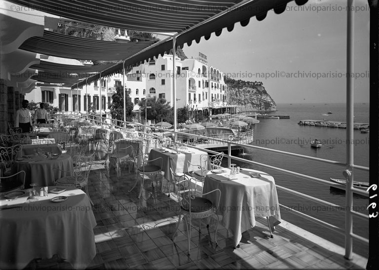 esterno Hotel Regina Isabella zona tavolini