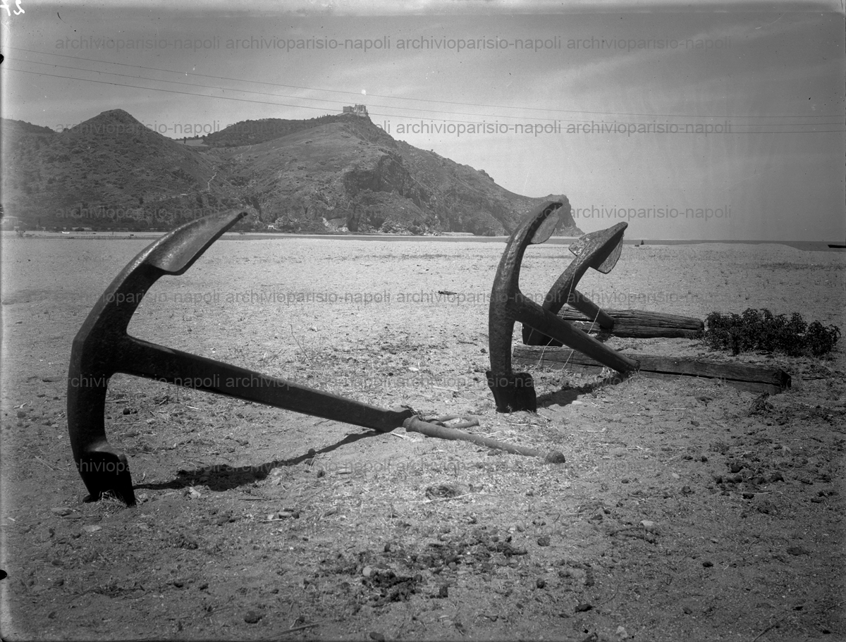 Isola Bella, ancore sulla spiaggia