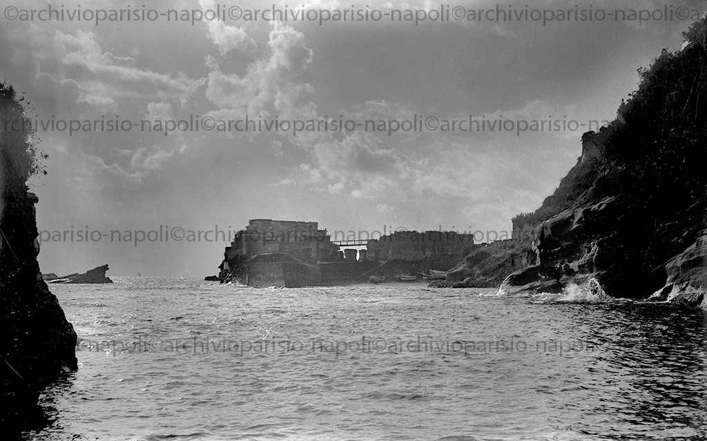 La Gaiola. Vista dalla terraferma, sulla sx la villa.
