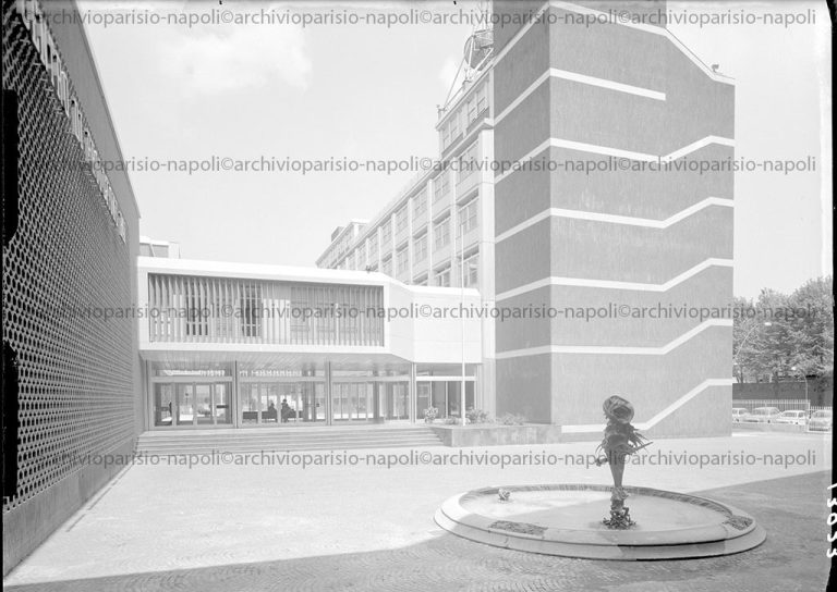 veduta dell'ingresso del Centro di Produzione RAI e della Fontana del Guarracino