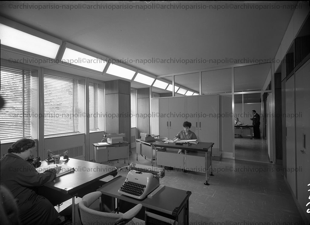 veduta di un interno con lavoratori del Centro di Produzione RAI