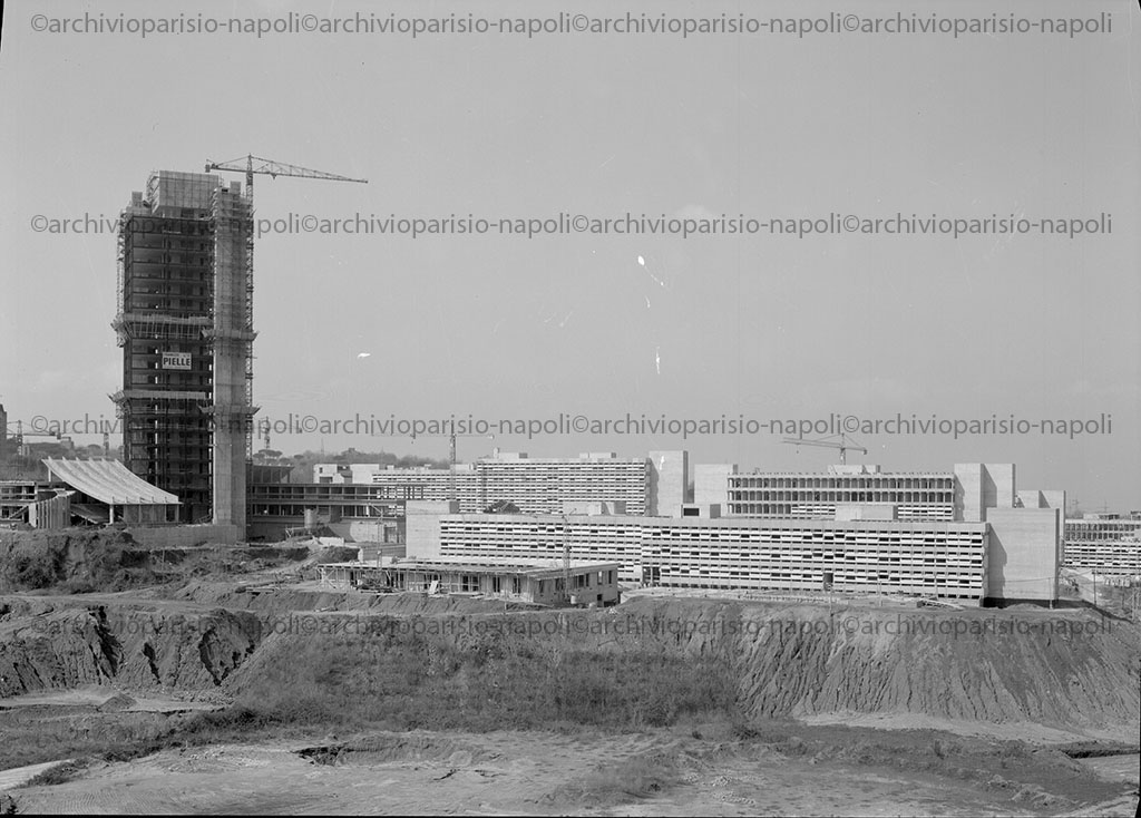 veduta della Torre Biologica e dei padiglioni del Nuovo Policlinico in costruzione