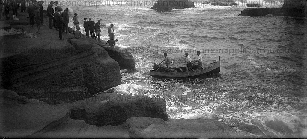 La Gaiola. Il rientro della barca con la bara.