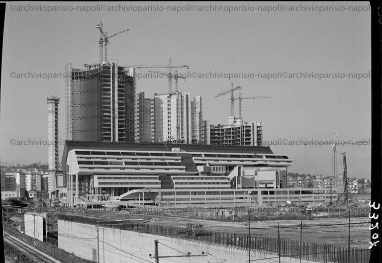 veduta del Palazzo di Giustizia in costruzione nella zona del Centro Direzionale