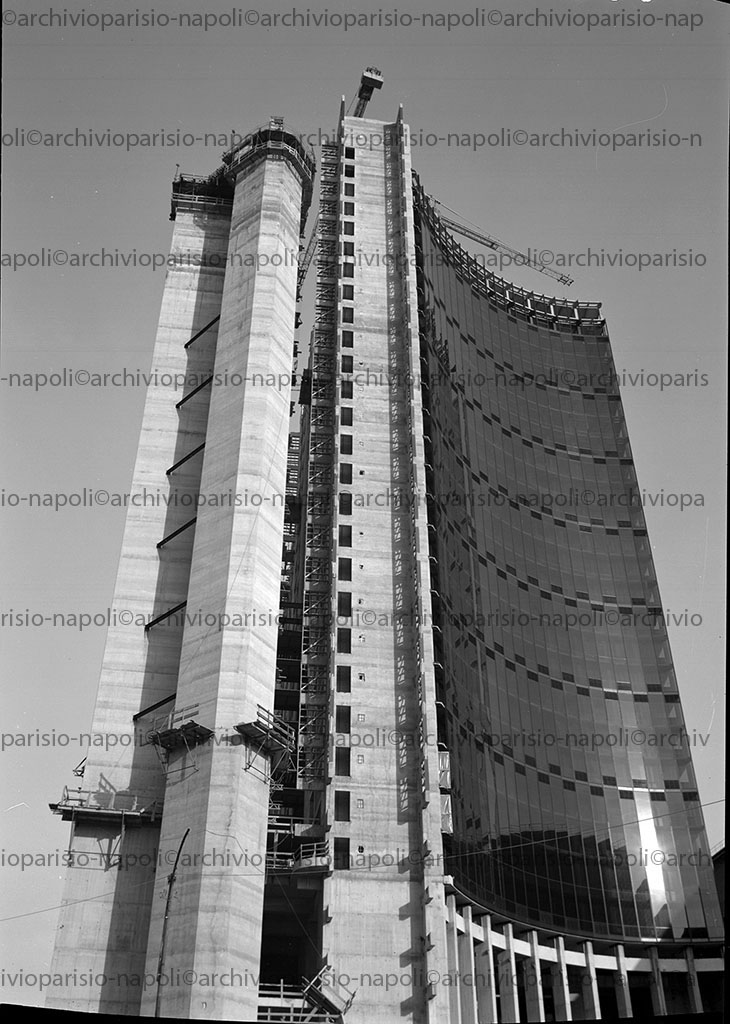 veduta di una delle tre torri del Palazzo di Giustizia in costruzione nella zona del Centro Direzionale