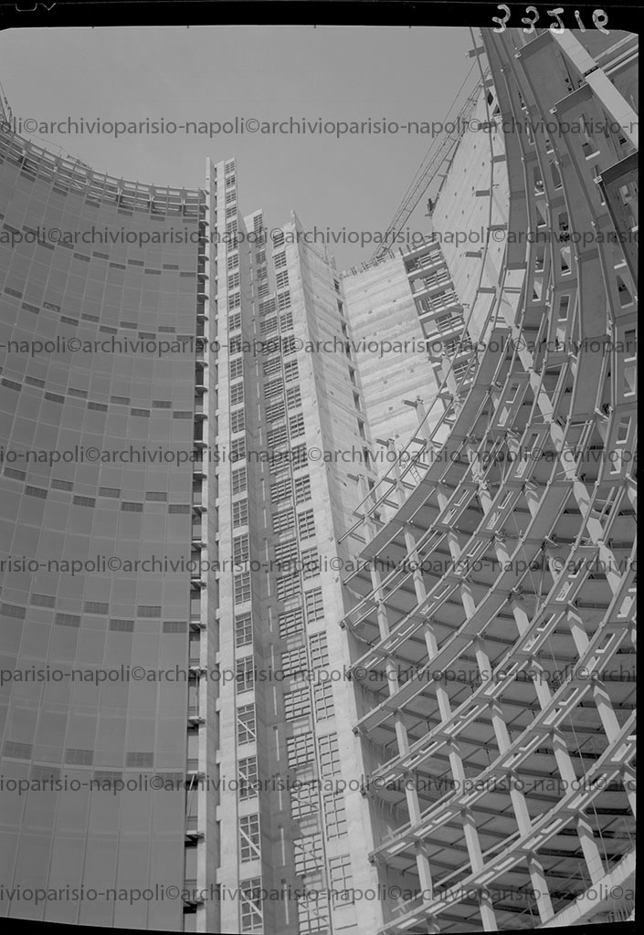 dettaglio della facciata curvilinea delle torri del Palazzo di Giustizia nella zona del Centro Direzionale