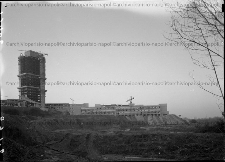 veduta esterna dei padiglioni e della Torre Biologica del Nuovo Policlinico in costruzione